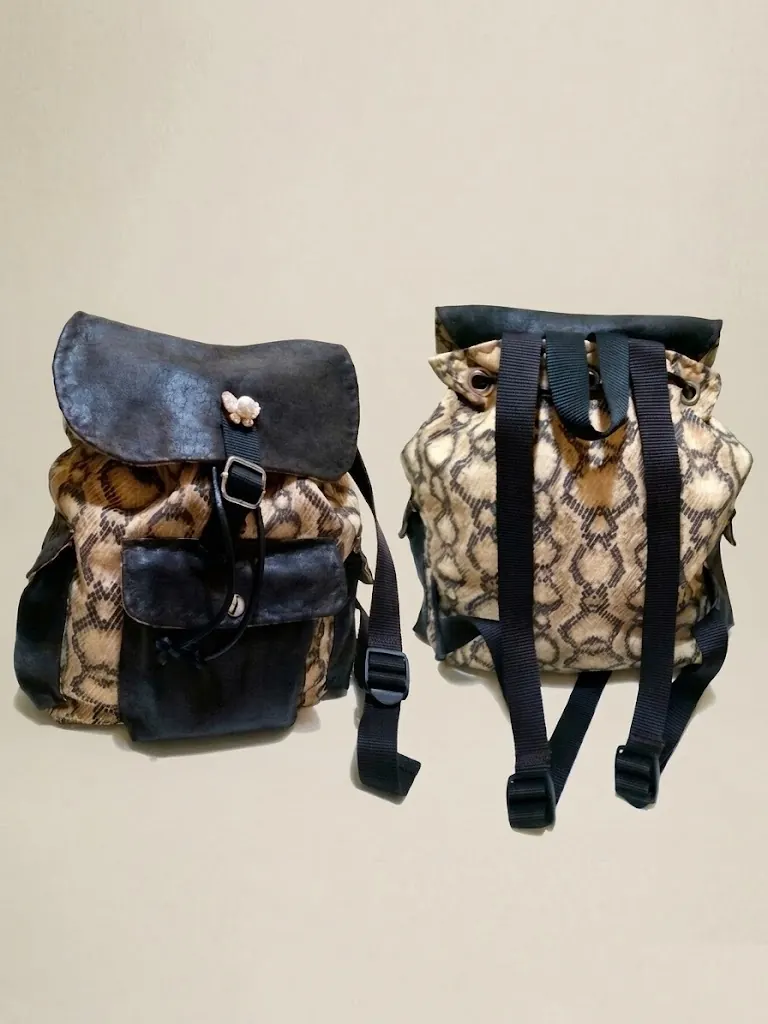 Mochila artesanal con estampado animal print y solapa negra